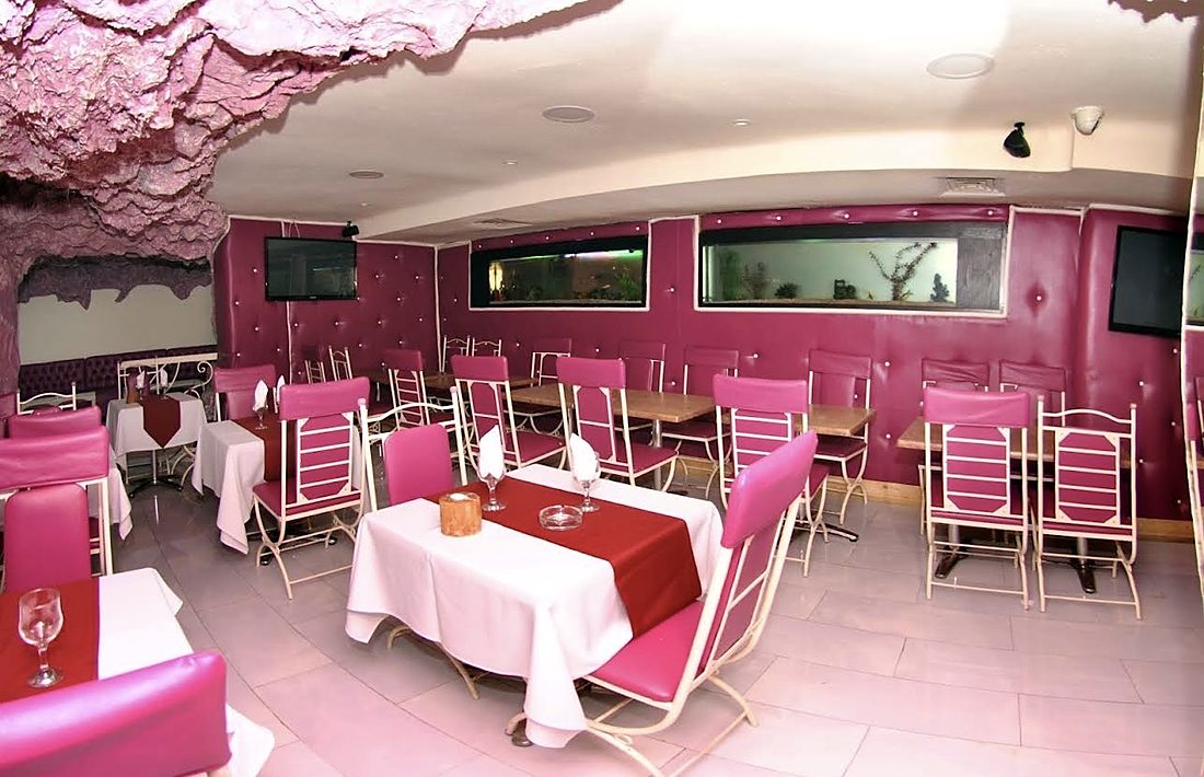 The grotto room under the sculpted vault